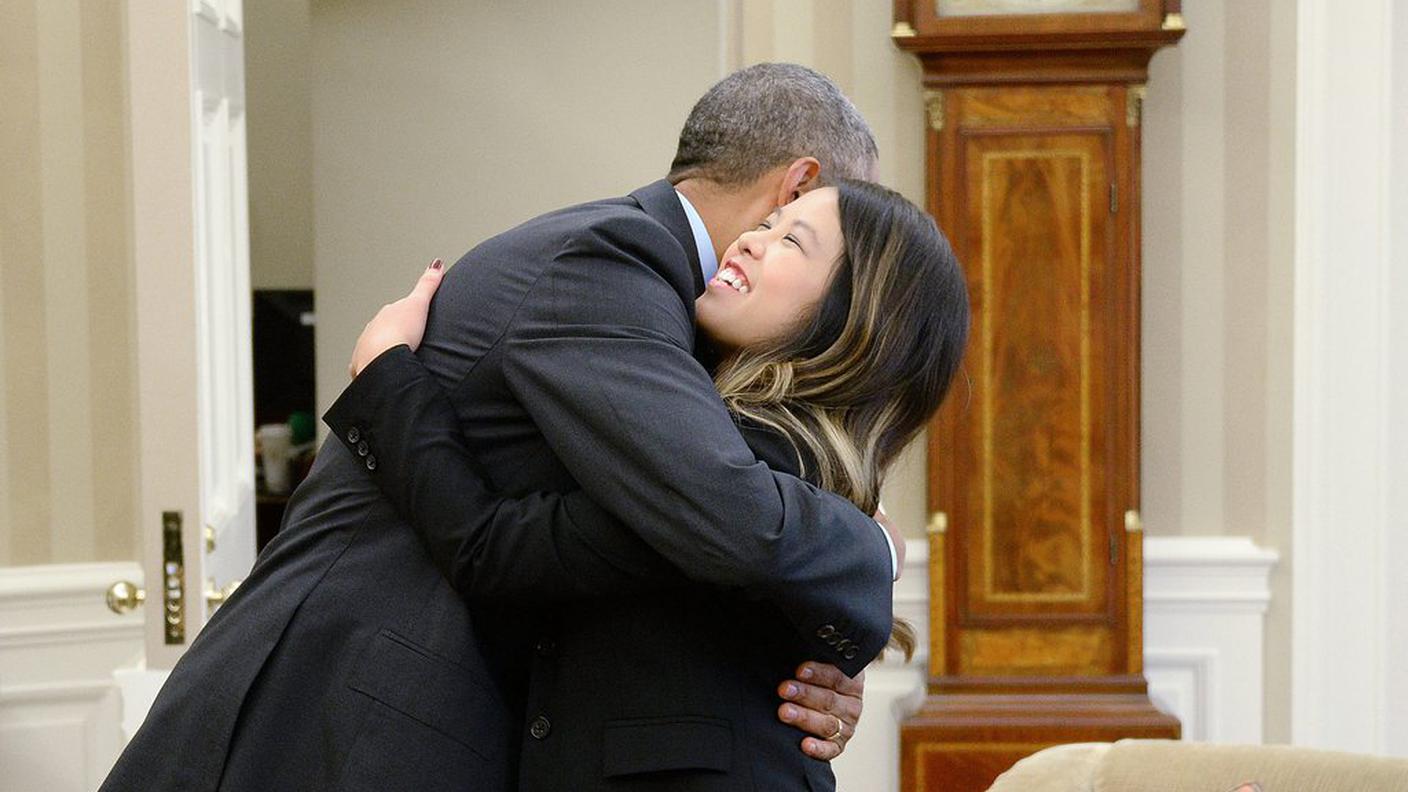 L'abbraccio della donna con il presidente Obama alla Casa Bianca