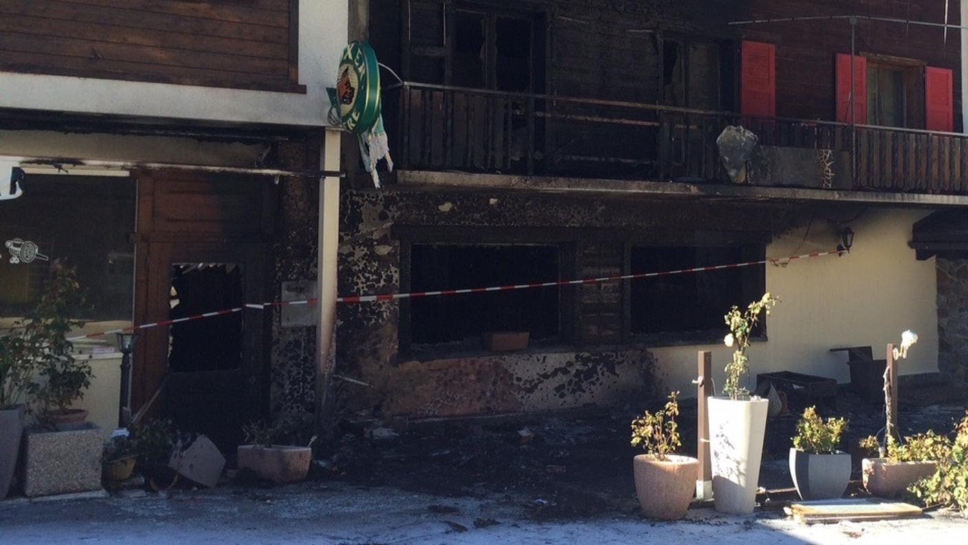Danneggiata anche la facciata dell'albergo