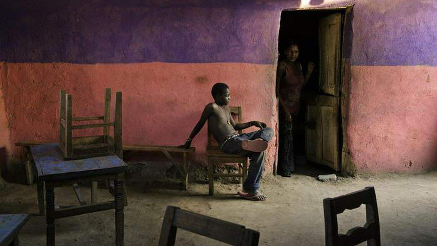 Un ragazzo seduto su una sedia, Omo Valley, Ethiopia,2013