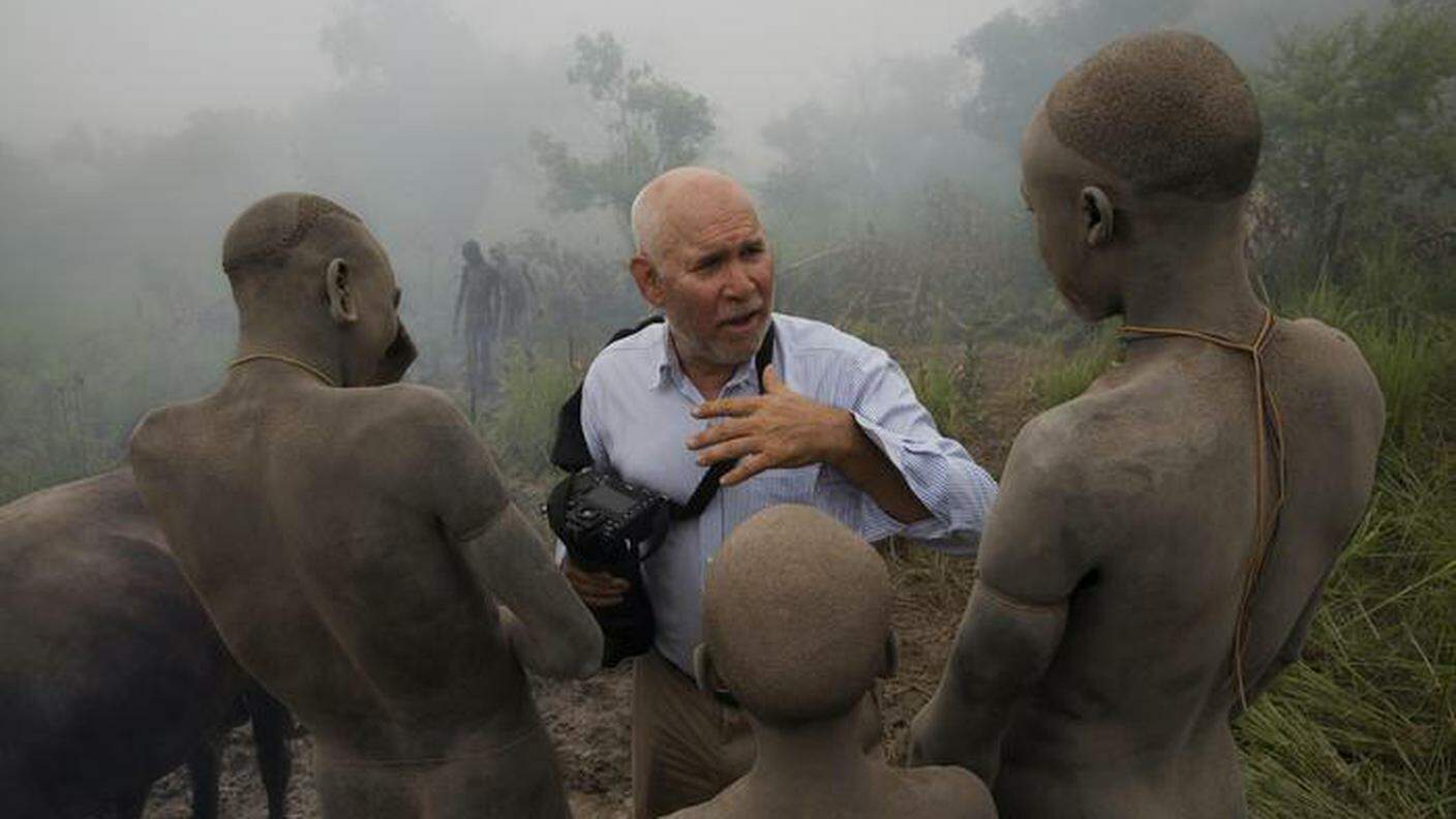 Steve McCurry che parla con un uomo della trib Surma, Omo Valley, Ethiopia, 2012 