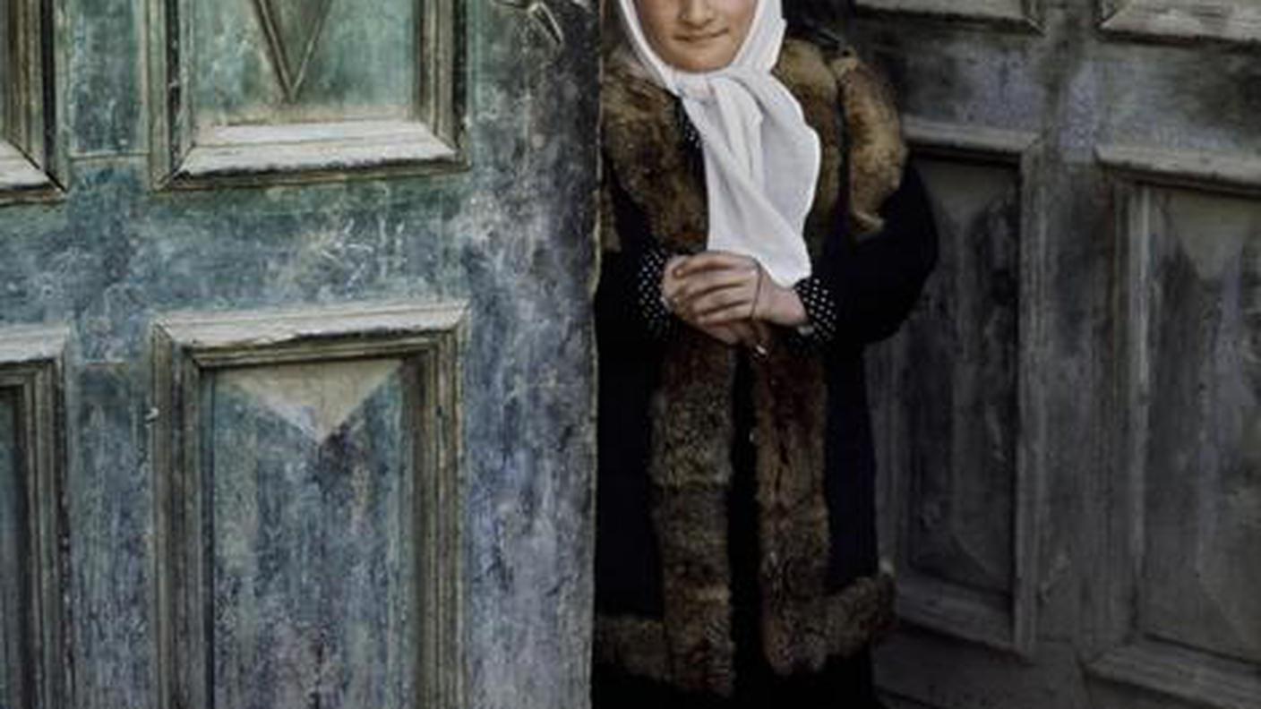 Ragazza sull'uscio, Afghanistan, 2003 