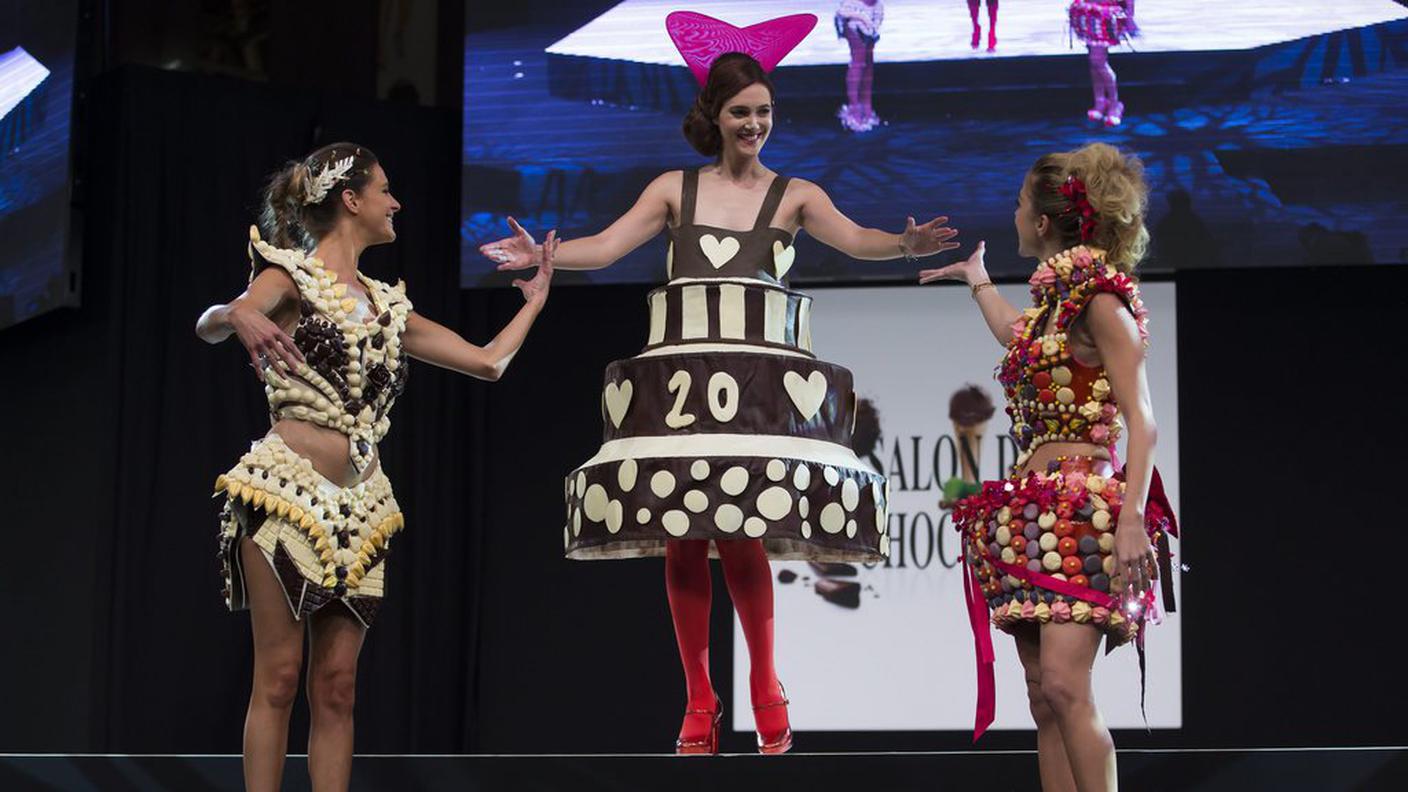 Le creazioni in cioccolato degli stilisti al Chocolate Fashion Show che ha preceduto la fiera