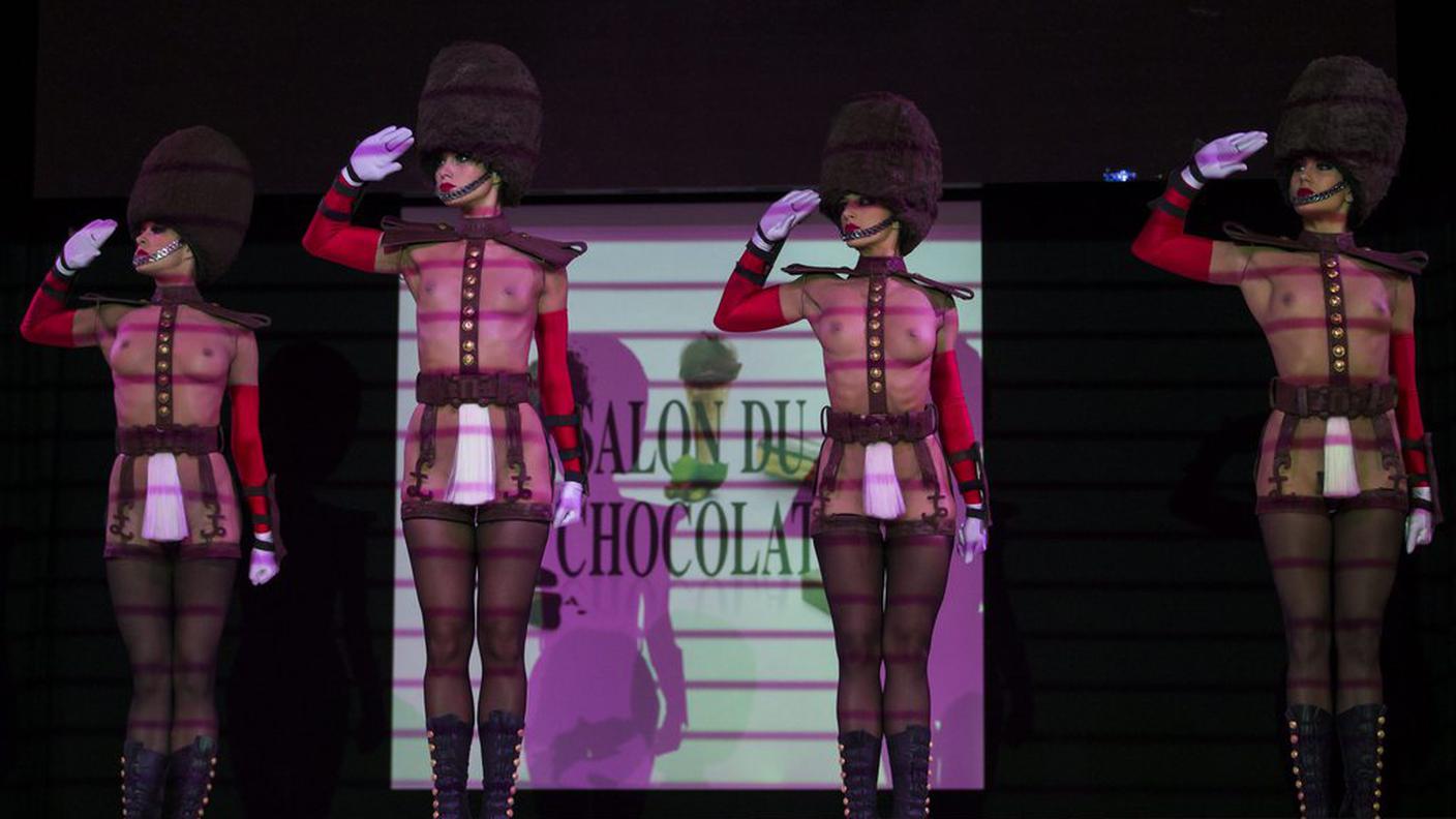 Si sono adeguate anche le ballerine del Crazy Horse