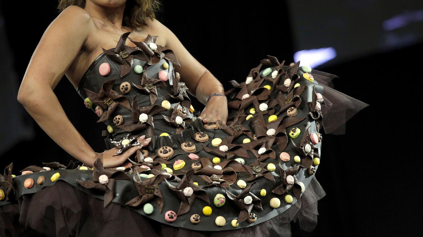 Le creazioni in cioccolato degli stilisti al Chocolate Fashion Show che ha preceduto la fiera