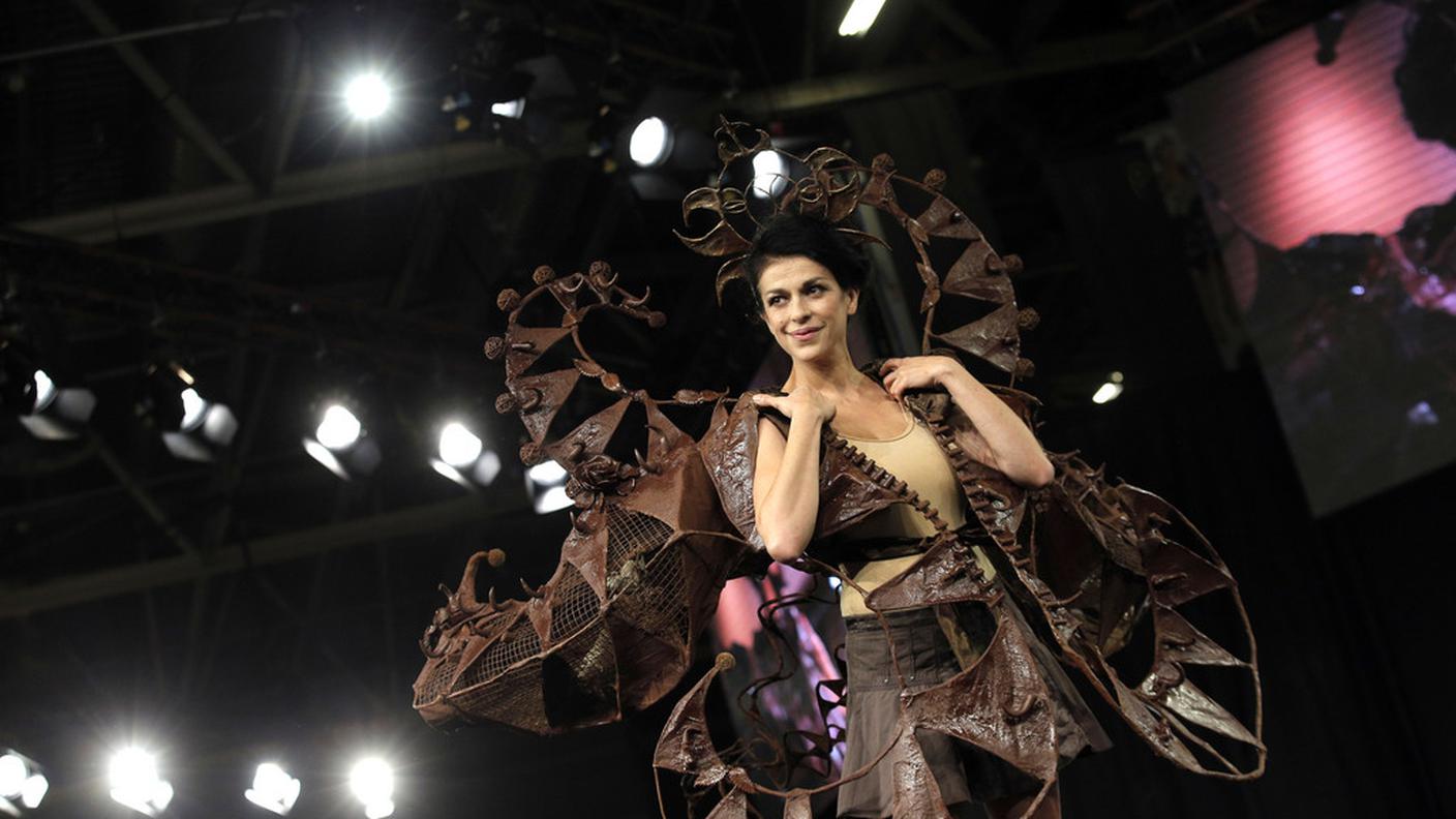 Le creazioni in cioccolato degli stilisti al Chocolate Fashion Show che ha preceduto la fiera