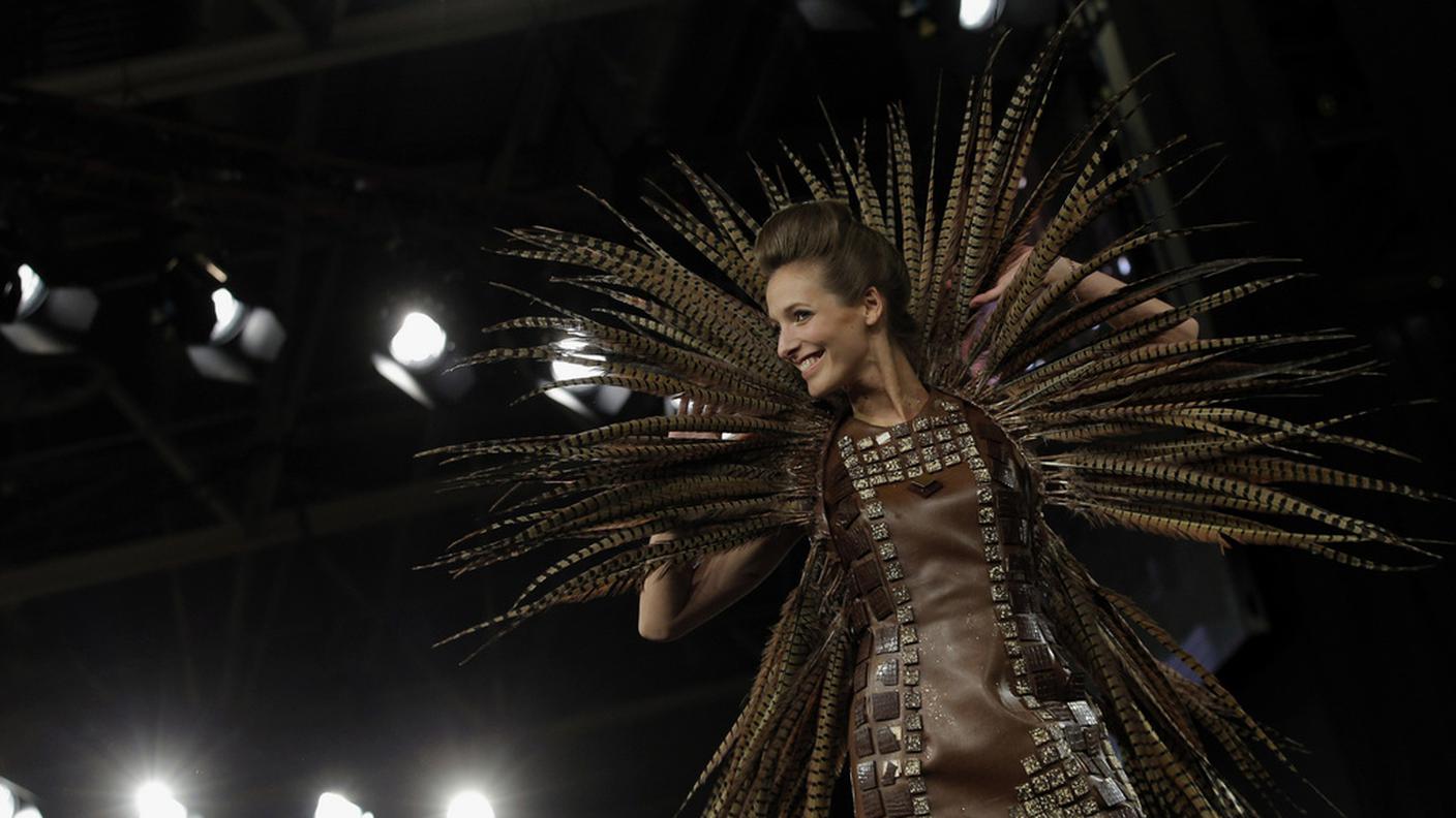 Le creazioni in cioccolato degli stilisti al Chocolate Fashion Show che ha preceduto la fiera