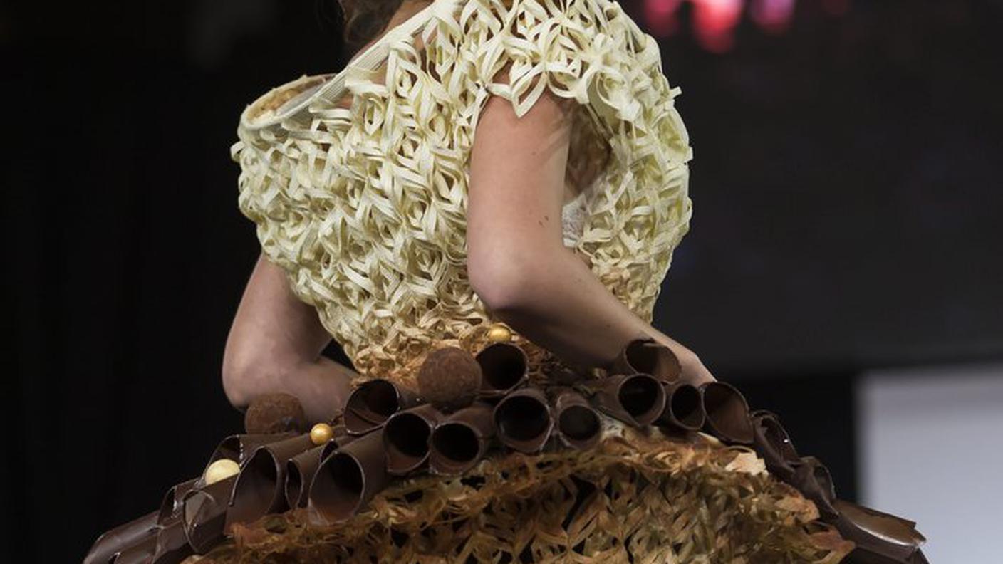 Le creazioni in cioccolato degli stilisti al Chocolate Fashion Show che ha preceduto la fiera