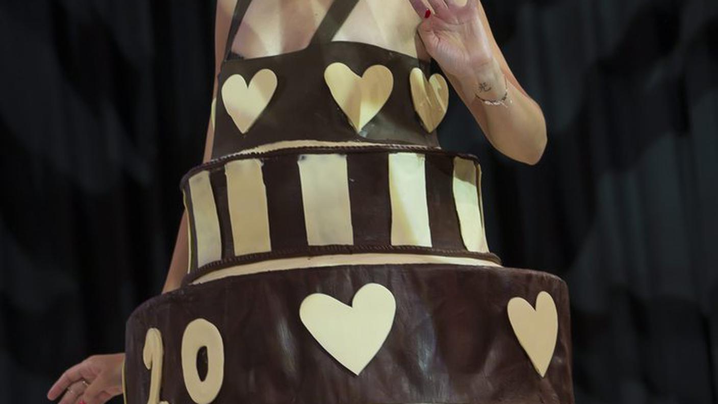 Le creazioni in cioccolato degli stilisti al Chocolate Fashion Show che ha preceduto la fiera