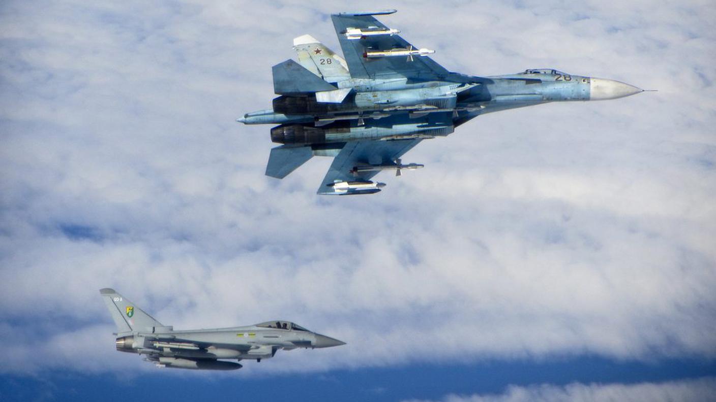 Un Typhoon inglese affianca uno SuKhoi Su27 russo sul Mar Baltico