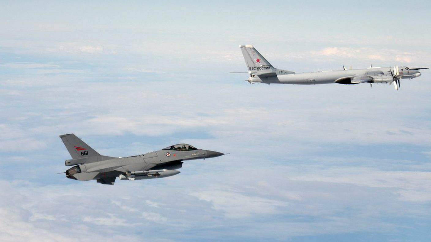 Un caccia F-16 norvegese intercetta un bombardiere russo TU-95