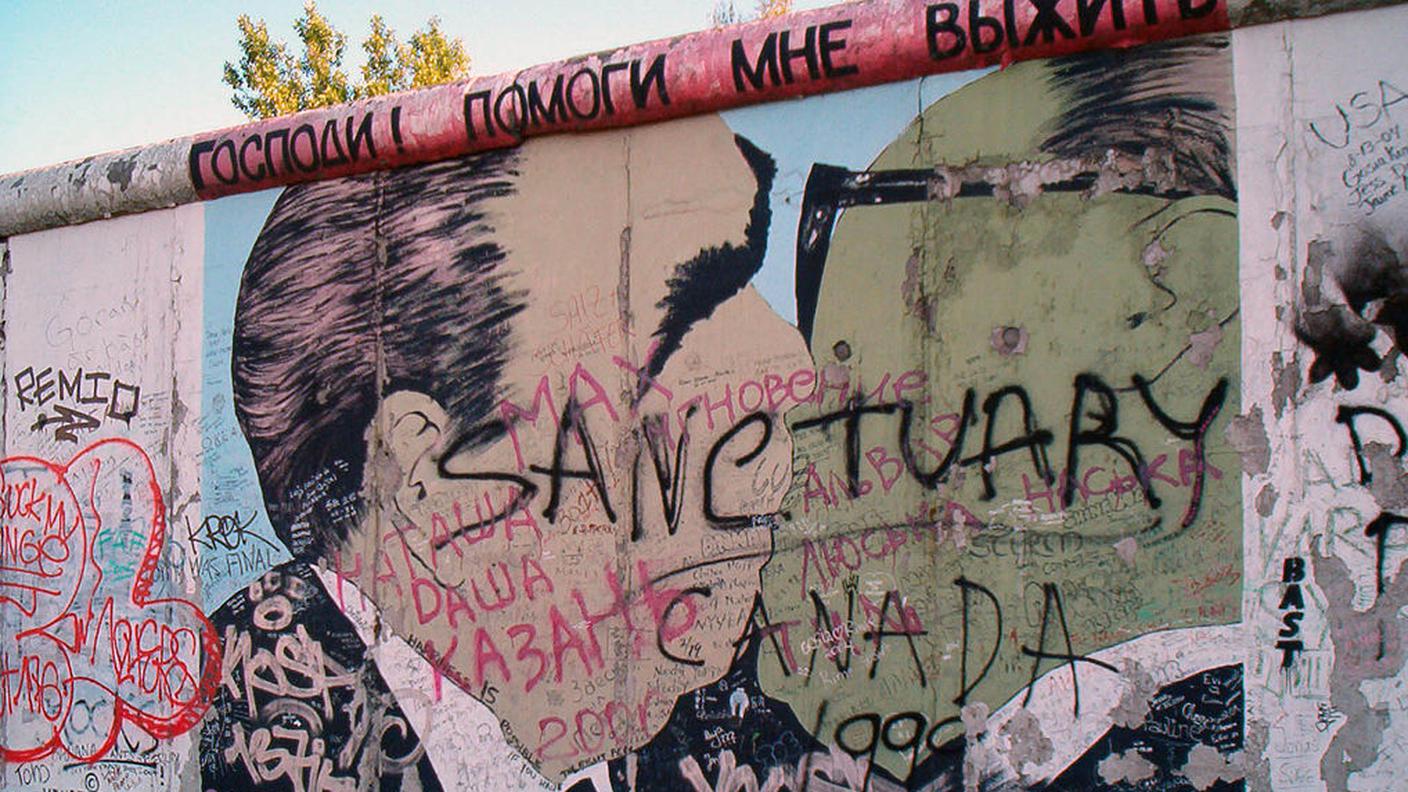 Graffito del muro di Berlino con Brežnev ed Honecker che si baciano. La frase in alto in cirillico dice: "Signore! Aiutami a sopravvivere a questo amore letale".