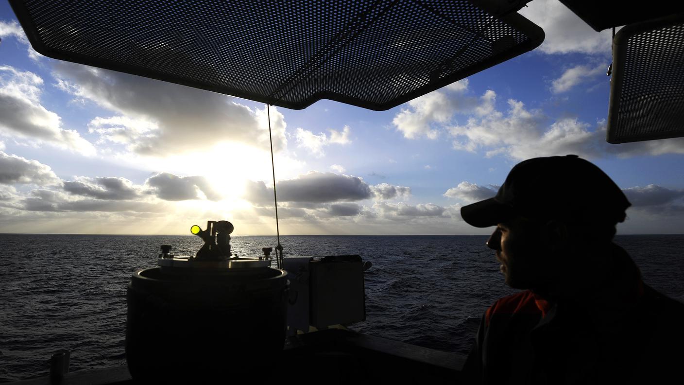 La nave San Giorgio, sede di comando dell'operazione, al calar del sole
