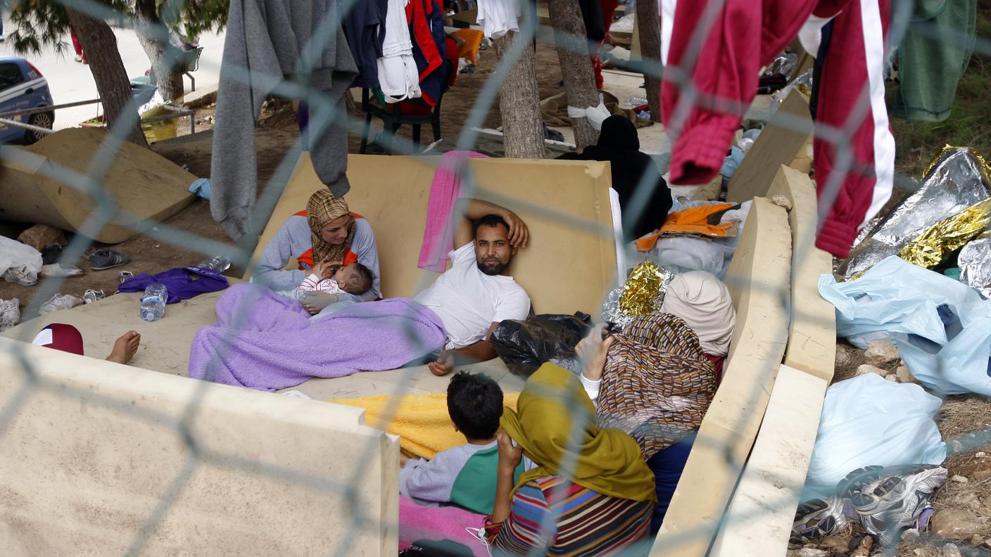 Immigrati al centro di accoglienza di Lampedusa