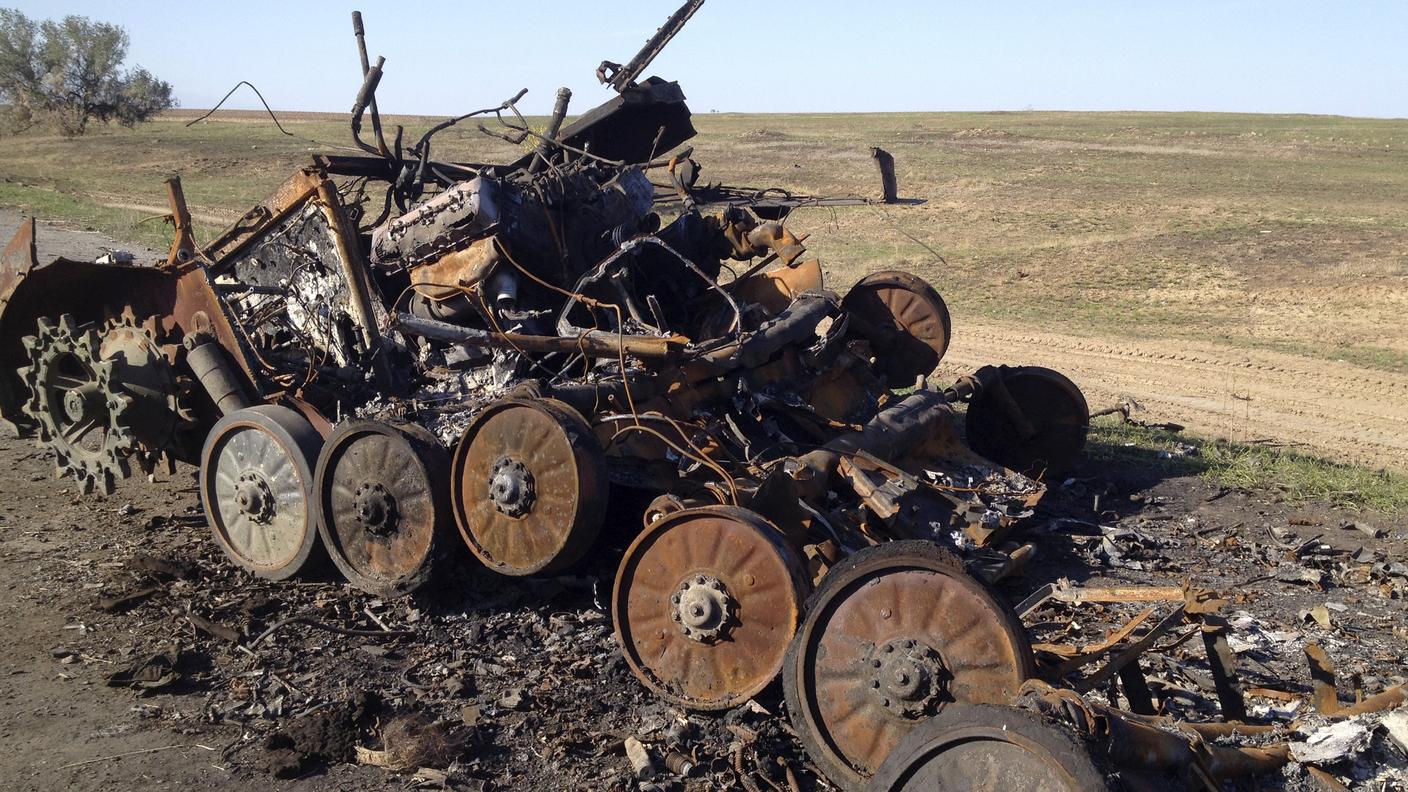 Un carro armato ridotto a rottame al fronte