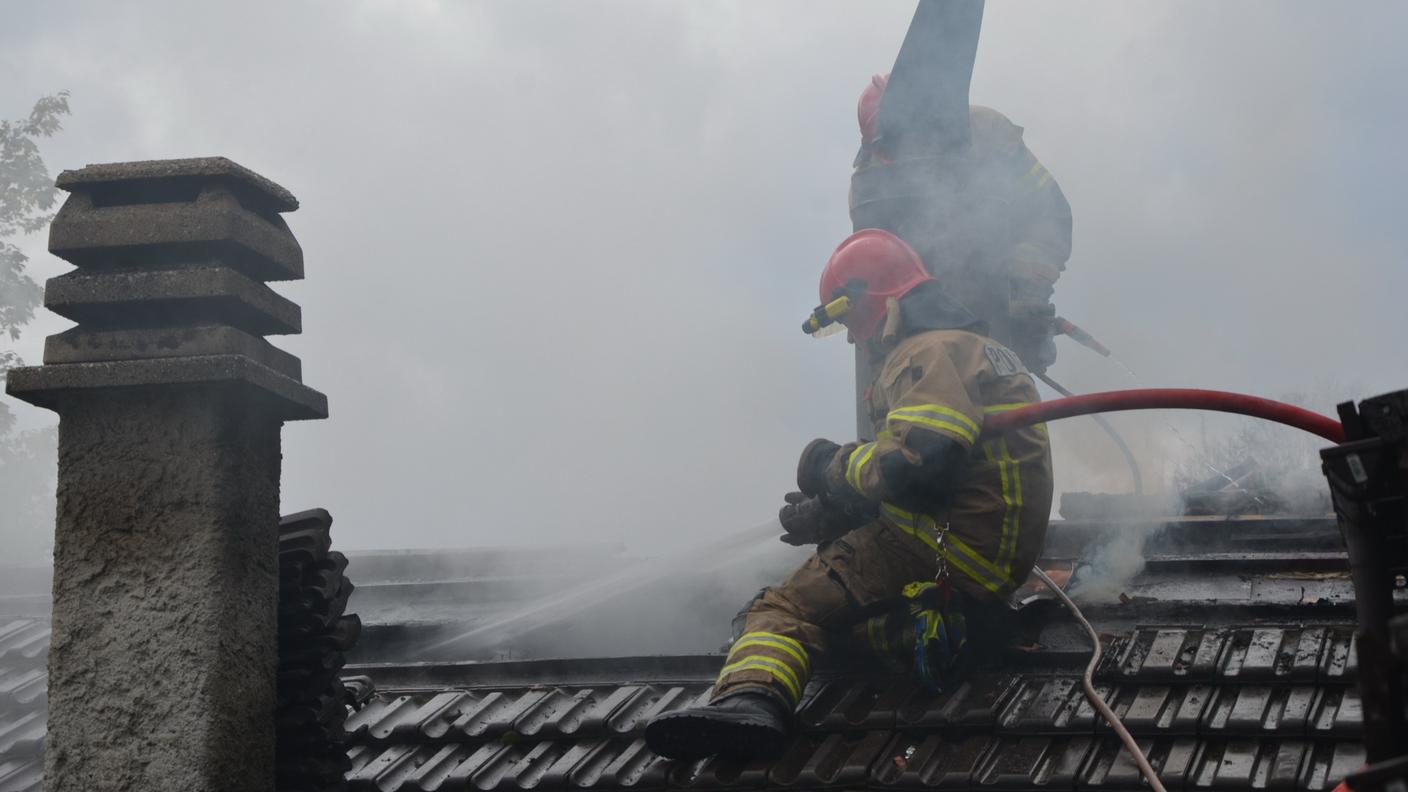 I pompieri hanno dovuto smontare una parte del tetto per domare le fiamme