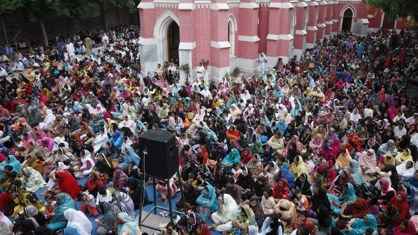 In Pakistan vivono 3 milioni di cristiani. Qui sopra: una messa a Lahore