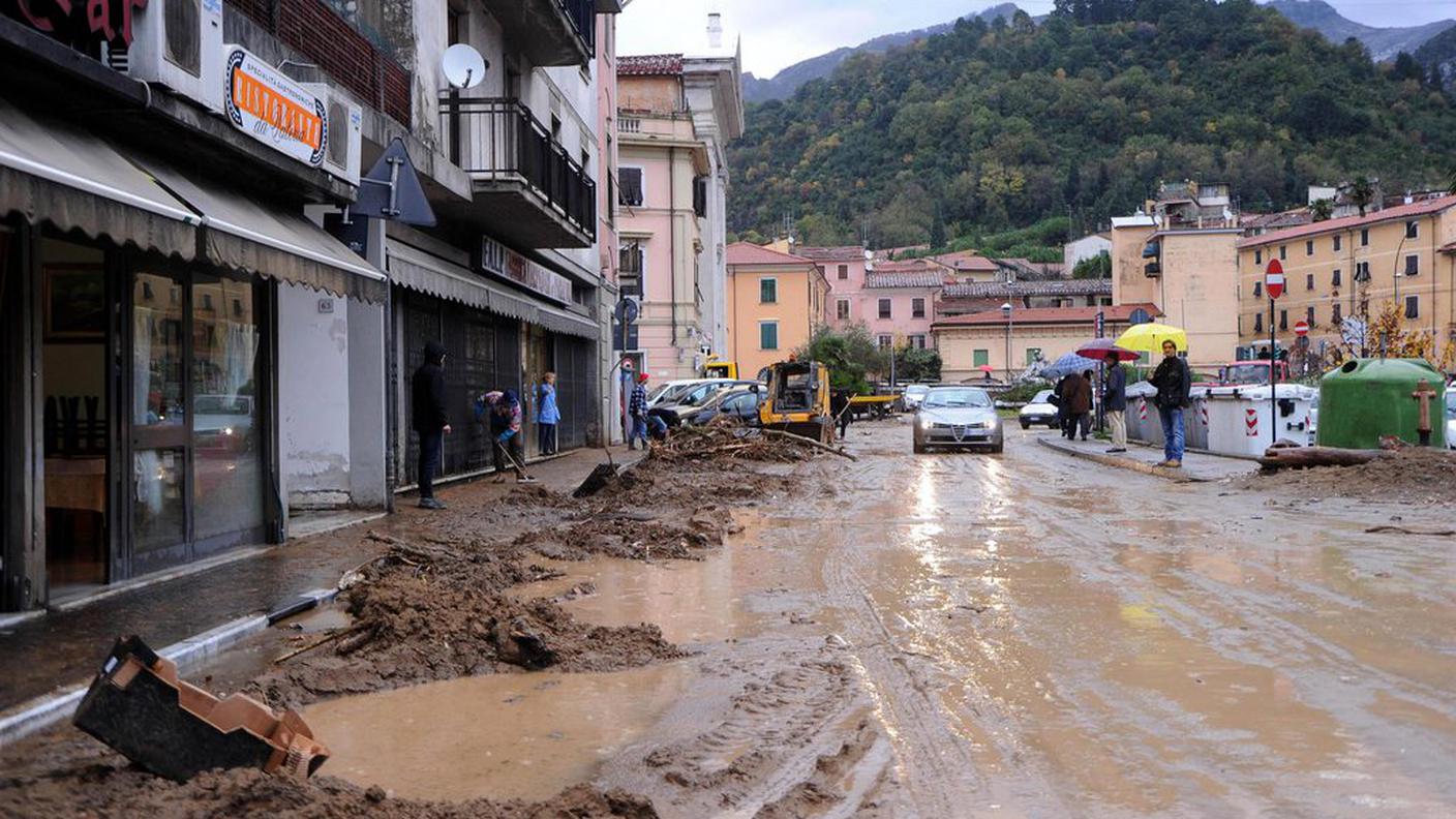 L'esondazione del fiume Carrione crea disagi a Carrara