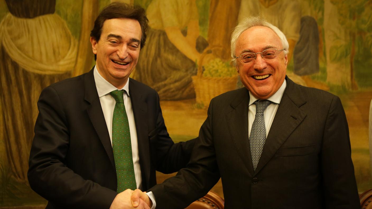 Stretta di mano tra Borradori e Nagy