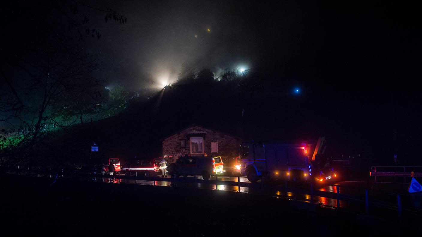 L'area della frana illuminata dai fari e dalle luci dei soccorritori ©Ti-Press.jpg