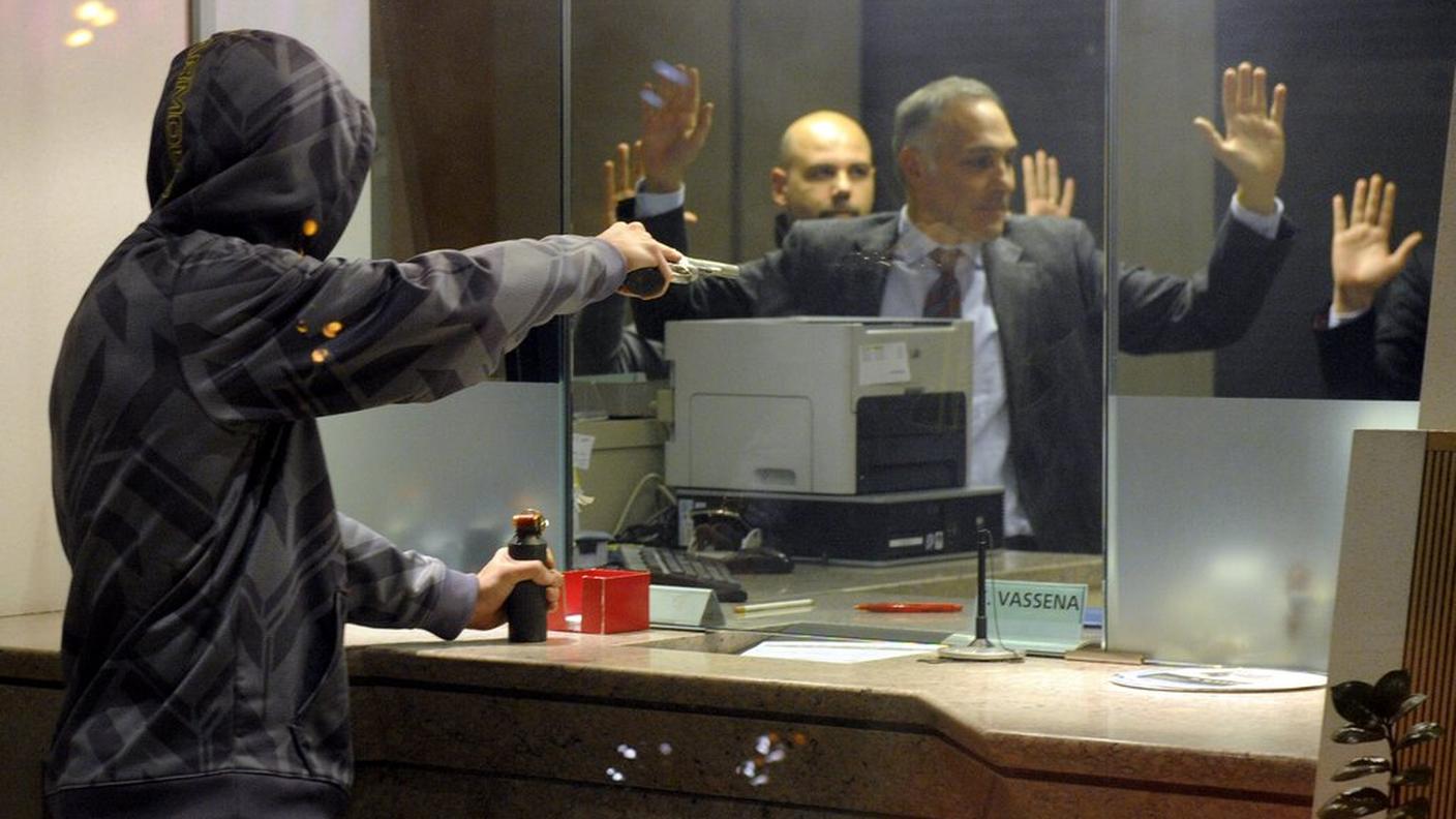 La rapina a mano armata attiverebbe l'espulsione automatica per gli stranieri