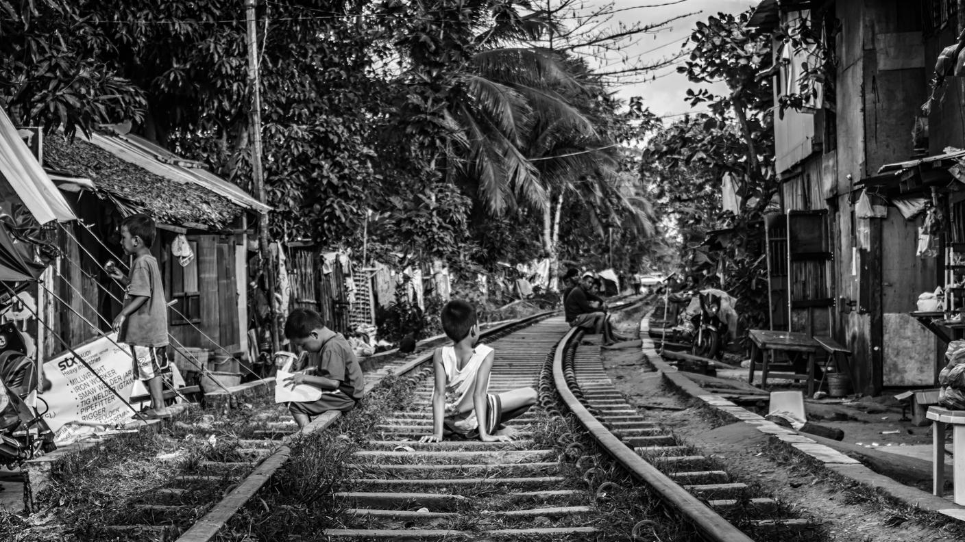 Naga. Un piccolo quartiere construito interamente a ridosso dei binari del treno