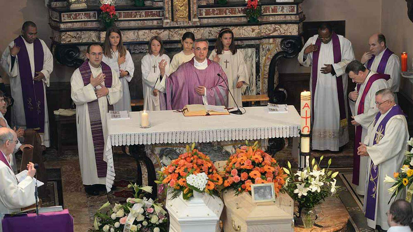 Il vescovo di Lugano. Monsignor Lazzeri, durante l'omelia funebre