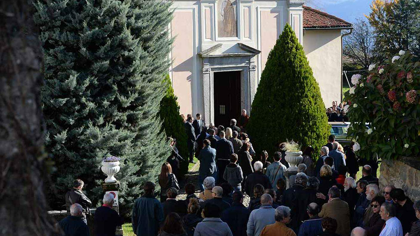 La folla all'ingresso della chiesa per i funerali ©Ti-Press.jpg