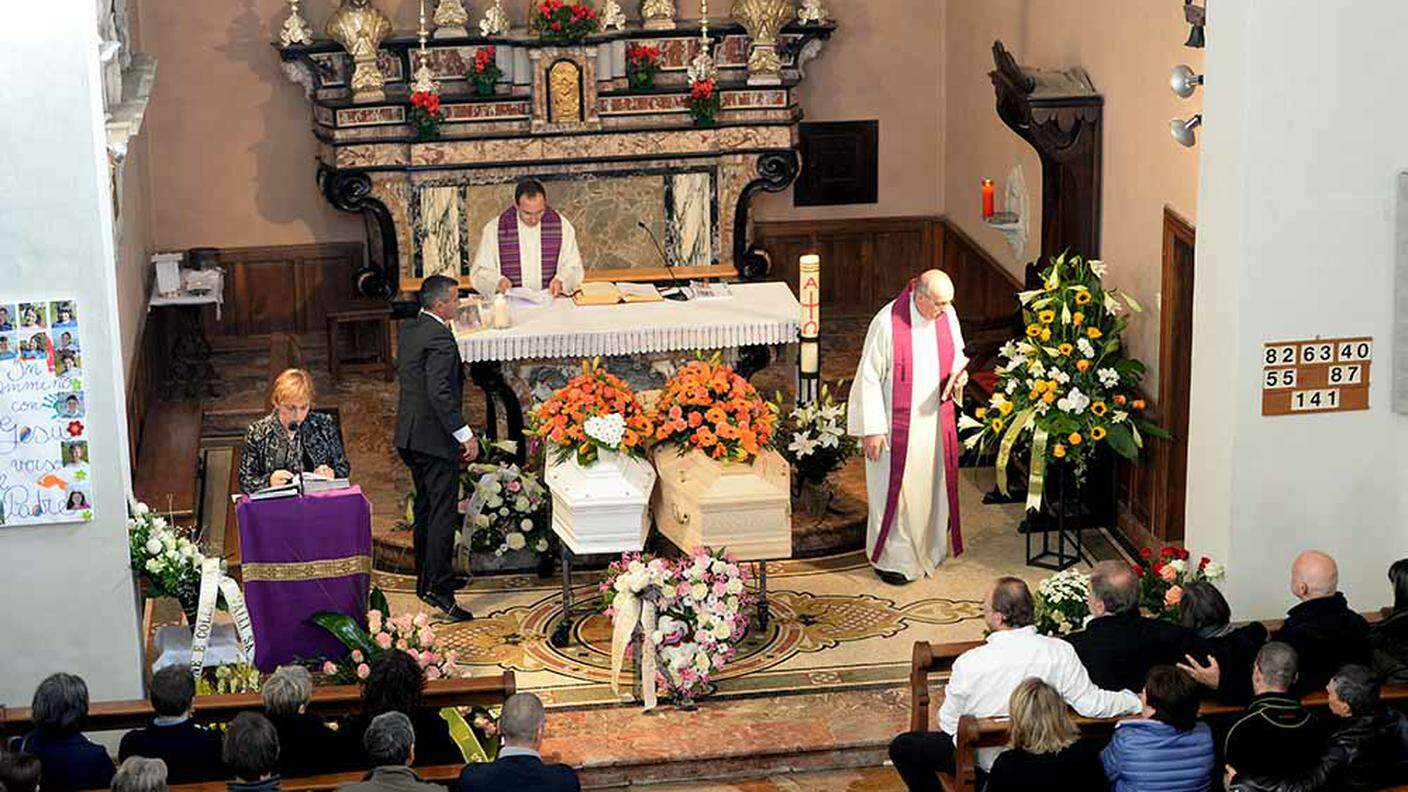 Un momento dell'omelia funebre per le due vittime di Bombinasco.jpg