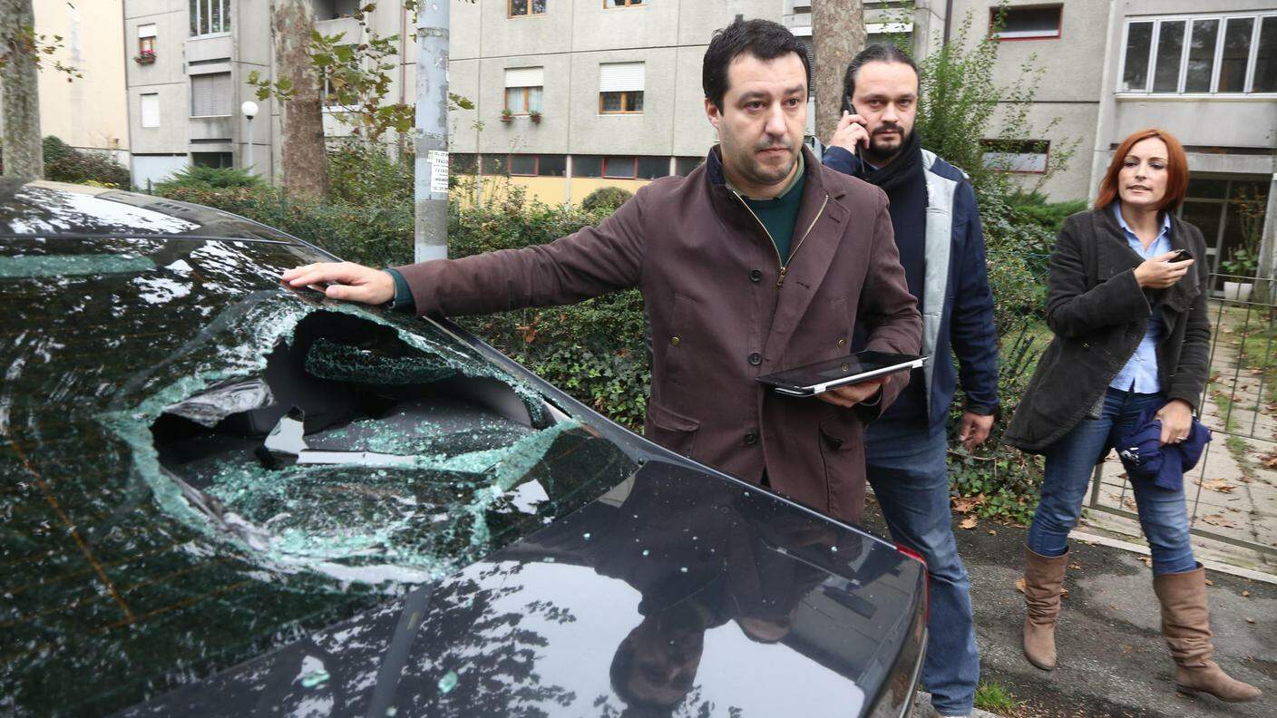 Salvini mostra il lunotto dell'auto sfondato dalle pietre