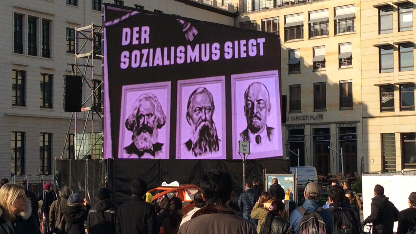"Il socialismo vince", la propaganda di un'epoca finita nel 1989
