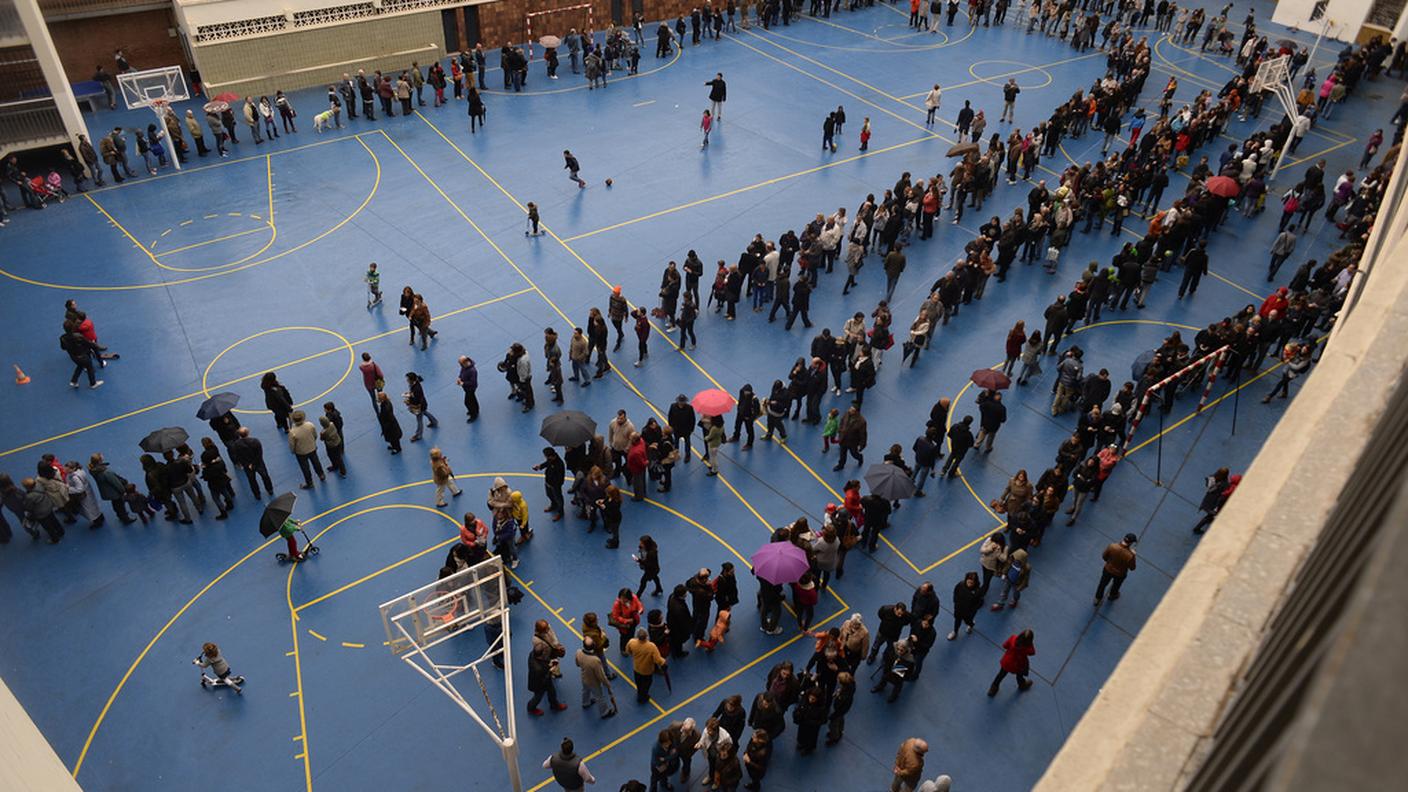 Le lunghe file per poter votare non hanno spaventato i catalani