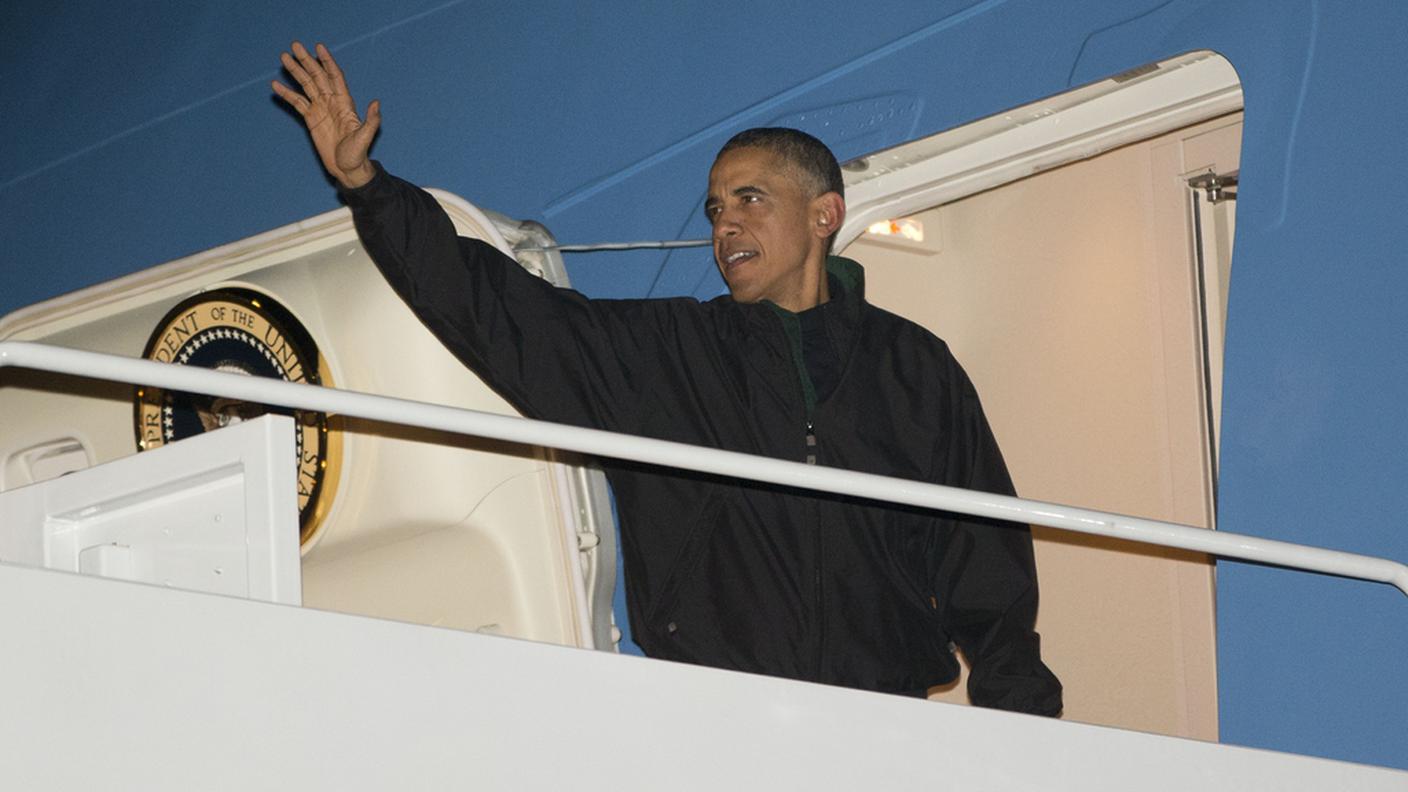 Barack Obama sale sull'aereo presidenziale che lo porterà a Pechino