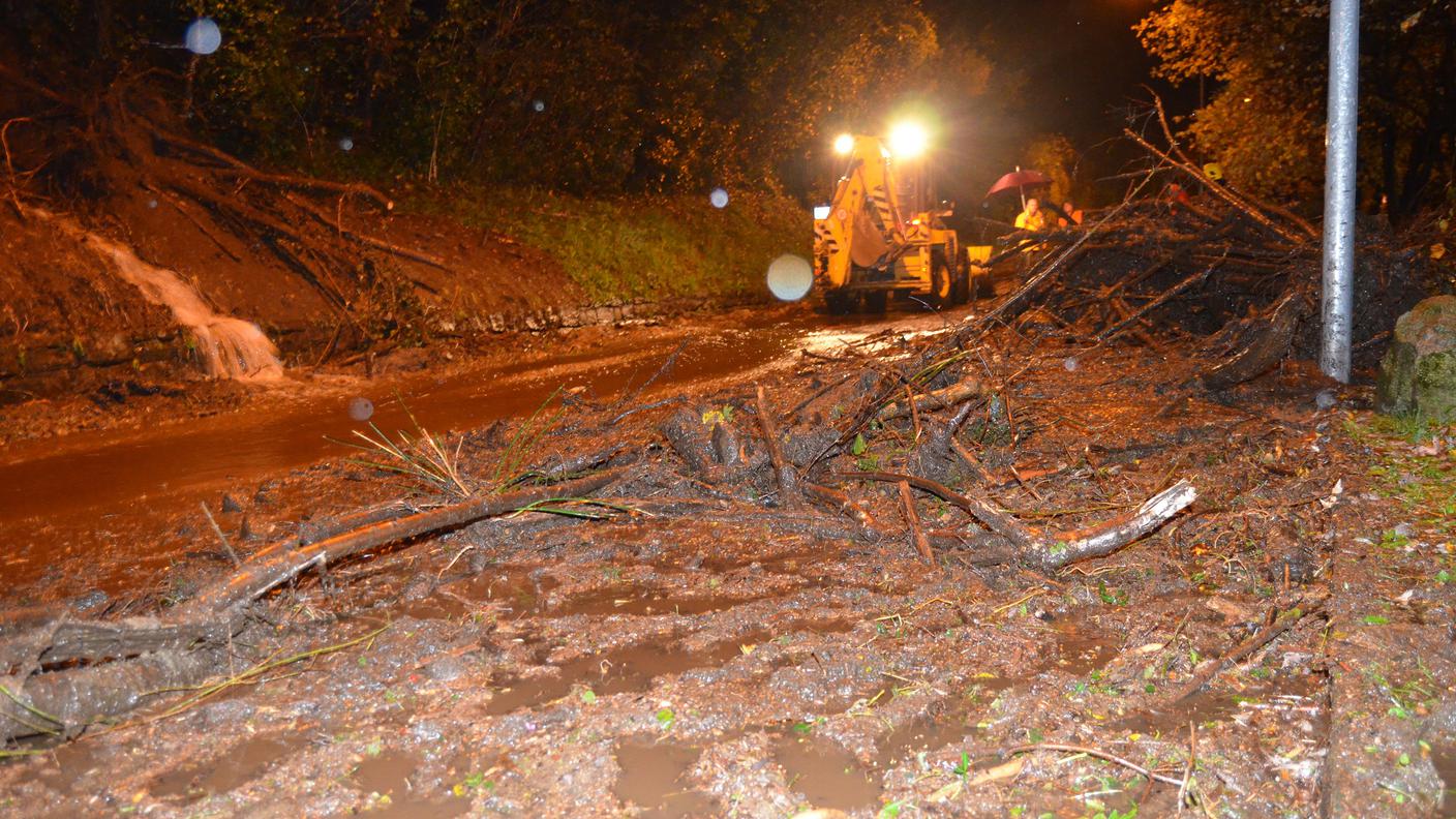 Strada interrotta a Seseglio, frazione di Chiasso