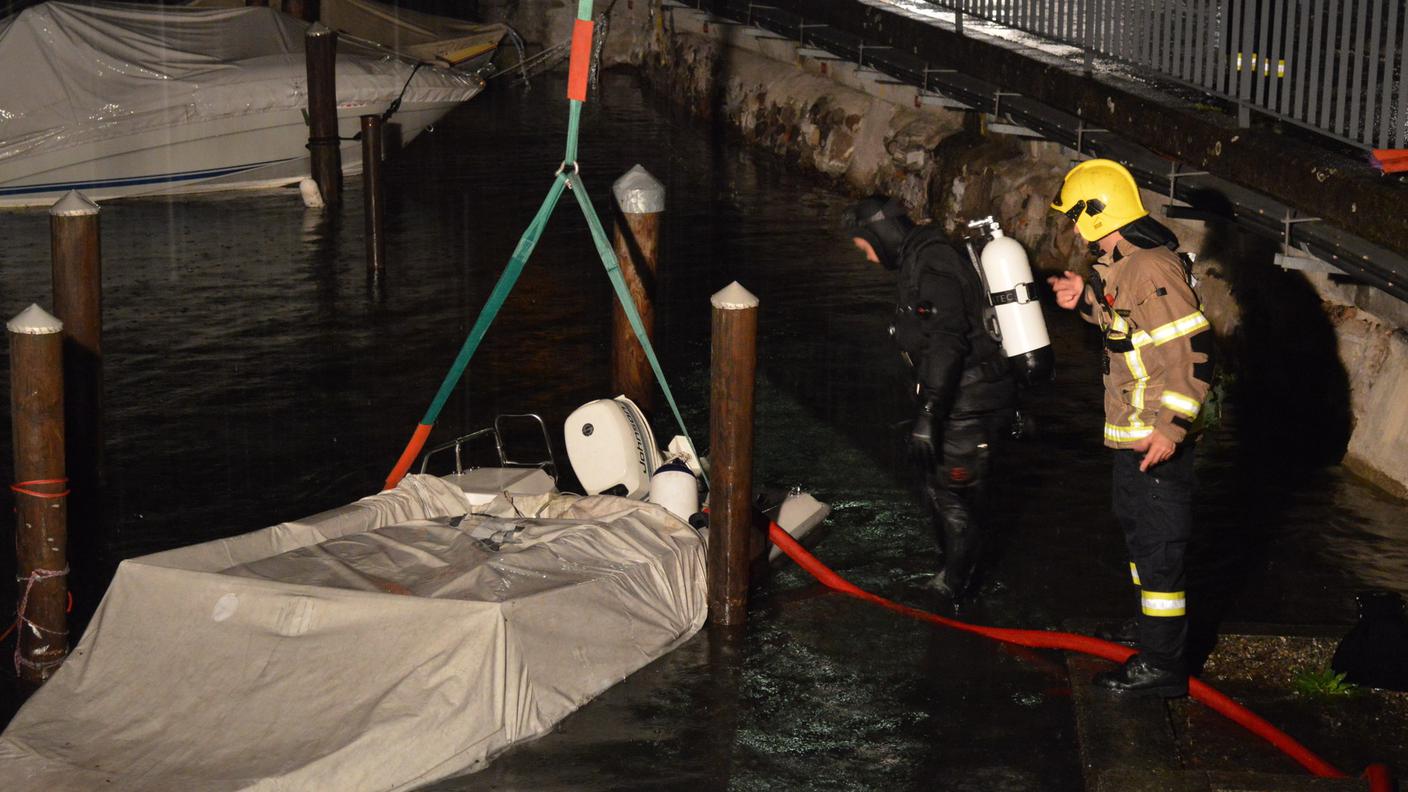 Bissone, pompieri e sommozzatori per recuperare la barca