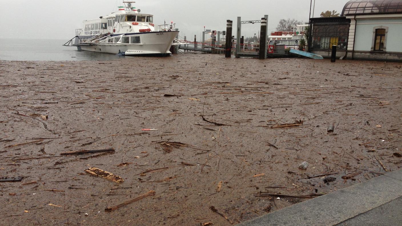 I detriti portati dall'acqua stanno per raggiungere il livello della strada