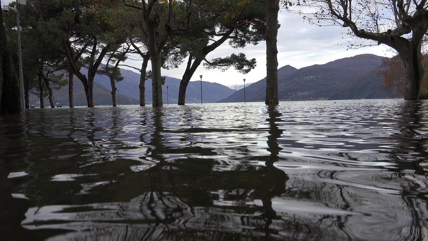 Il Lago Maggiore si è preso ampi spazi in città a Luino RSI.jpg
