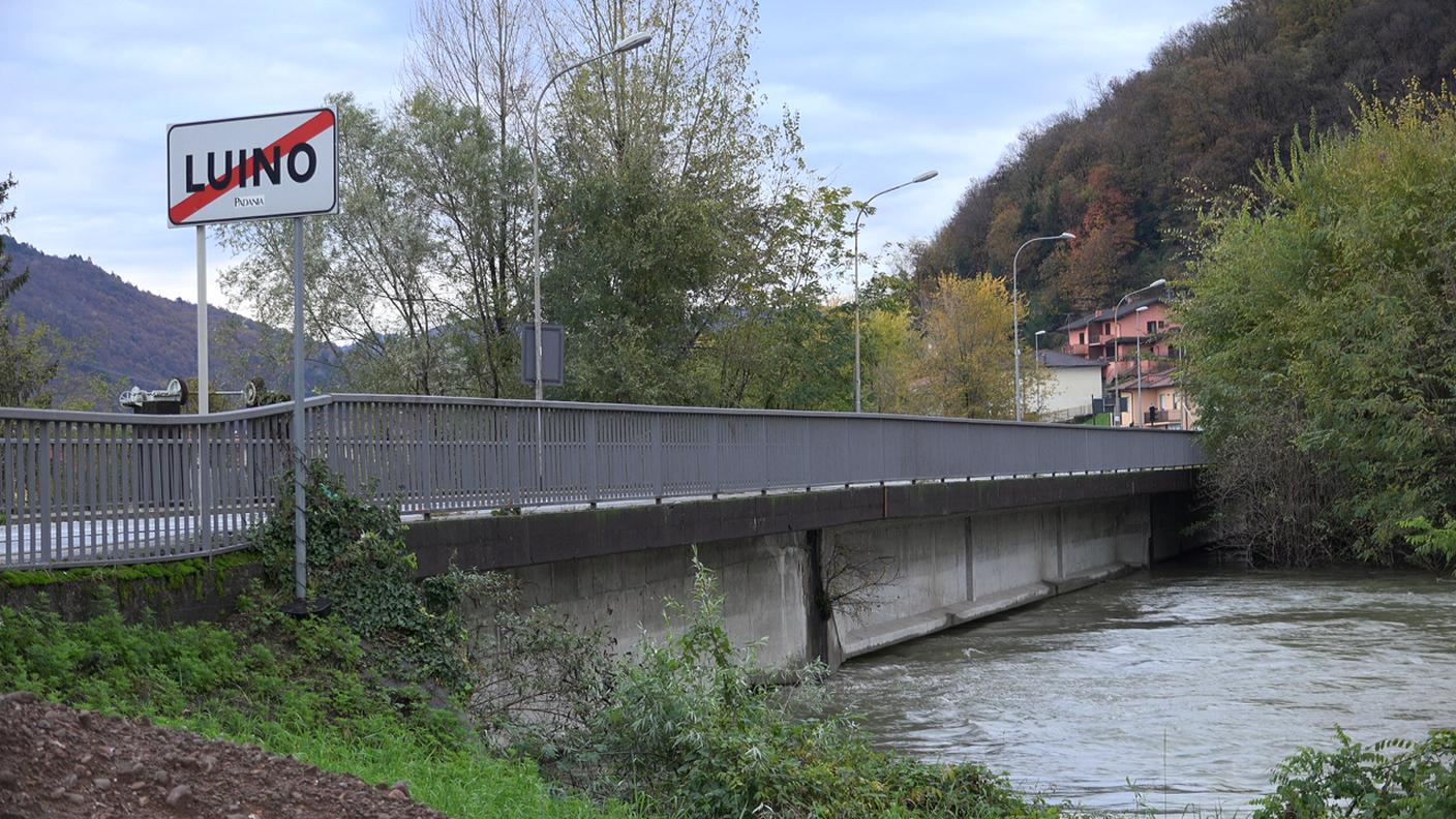 I flutti sfioravano il ponte alla confluenza di Tresa e Margorabbia, tra Luino e Germignaga RSI.jpg