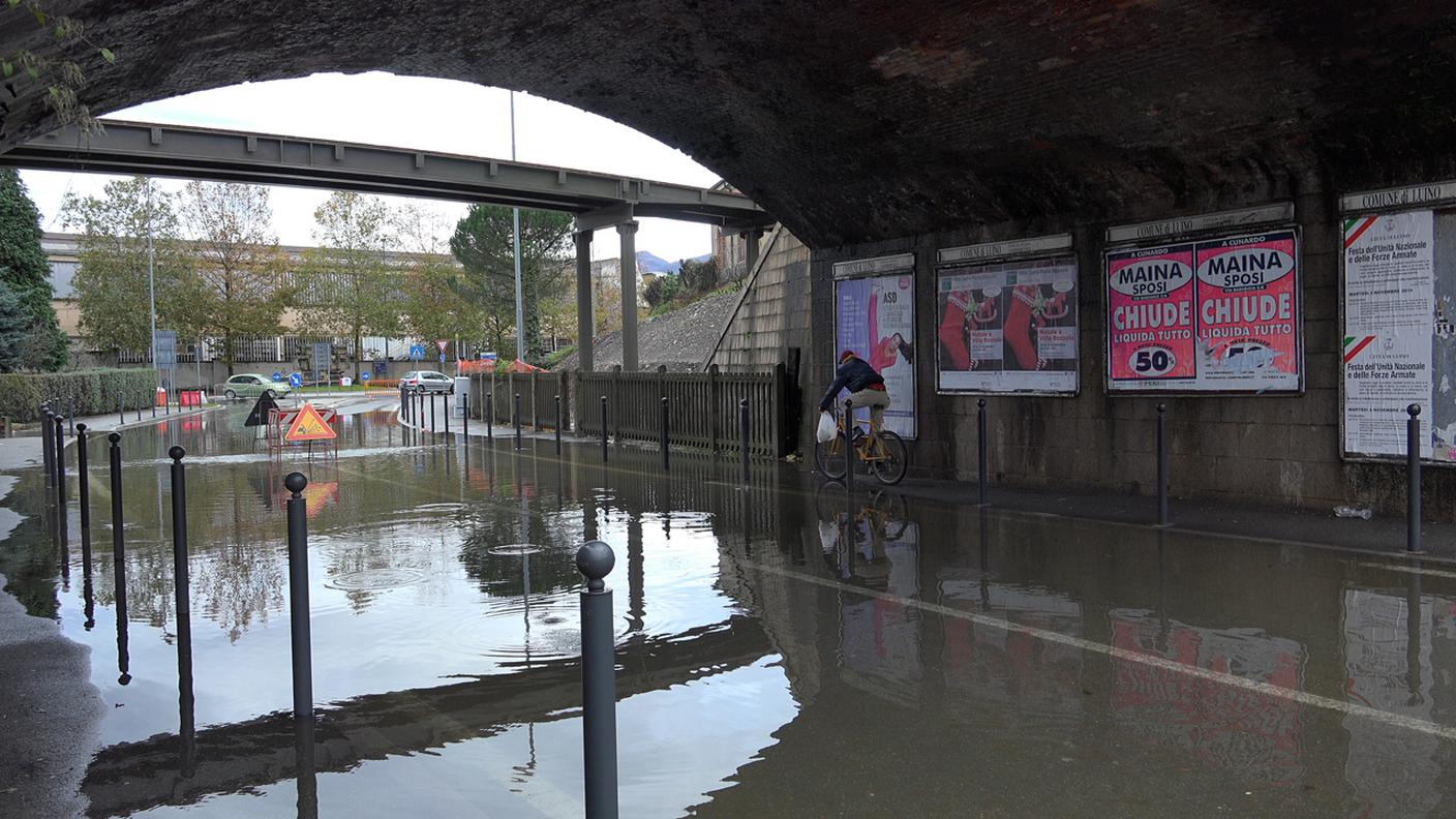 Il sottopasso della ferrovia a Luino, chiuso al traffico RSI.jpg