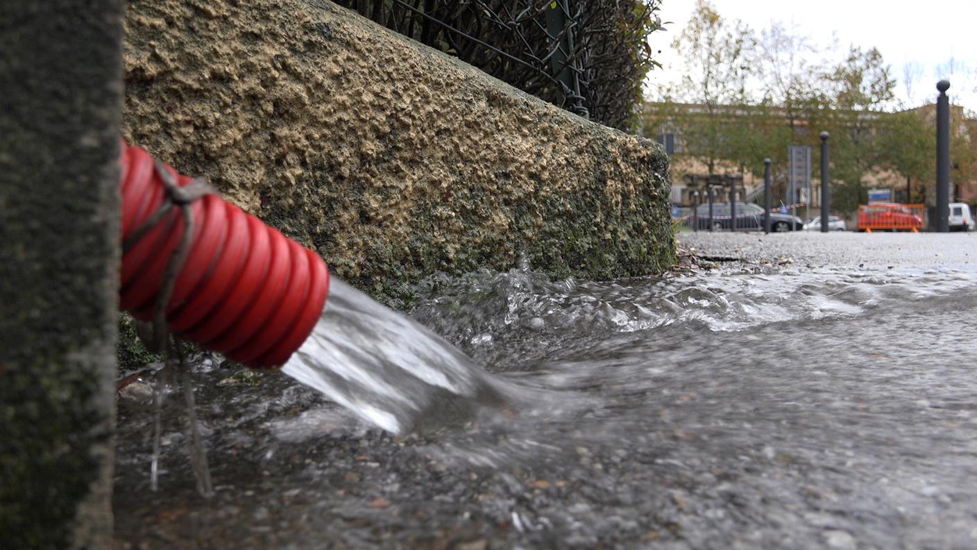 Tubi e condutture hanno scaricato un'infinità d'acqua sulle strade del Luinese RSI.jpg