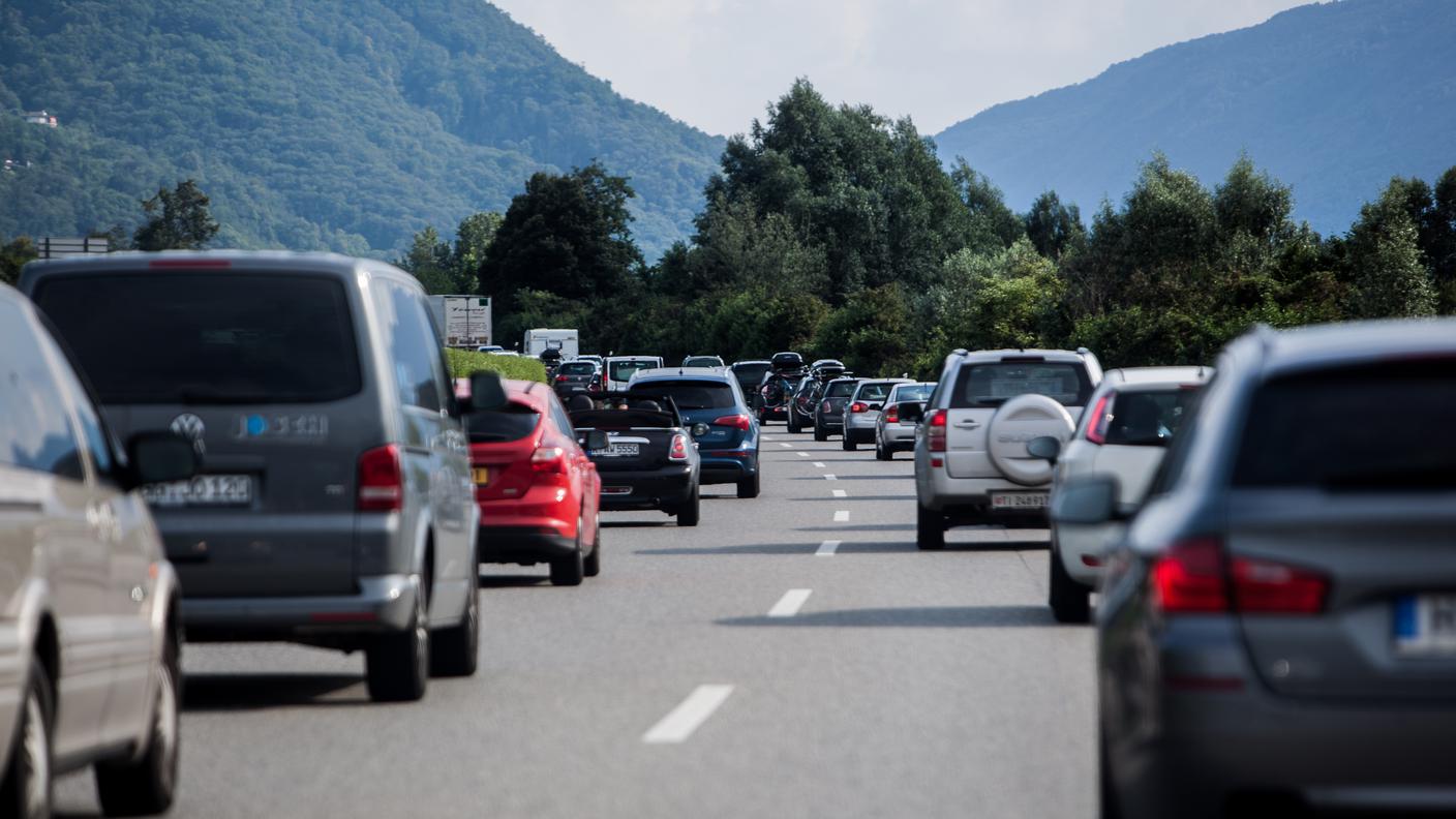 Veicoli in colonna sull'A2