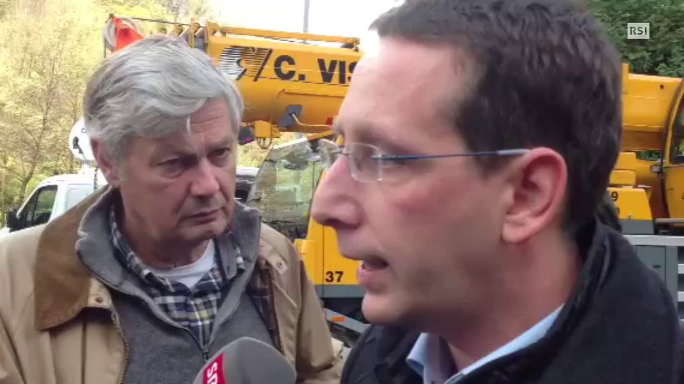 Il portavoce della polizia, Renato Pizolli al microfono di Lino Bini: "Le ricerche continuano" 