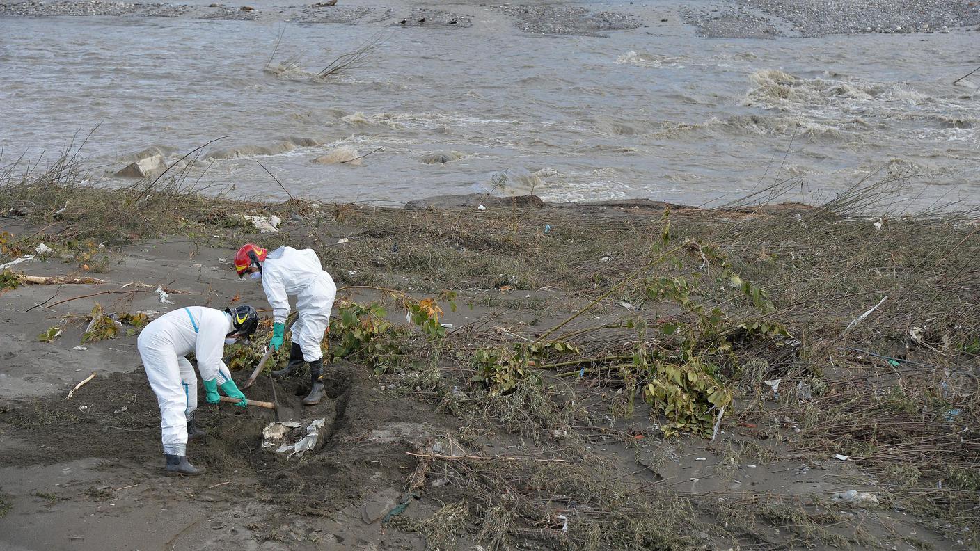 Alcuni feretri recuperati nel torrente Polcevara