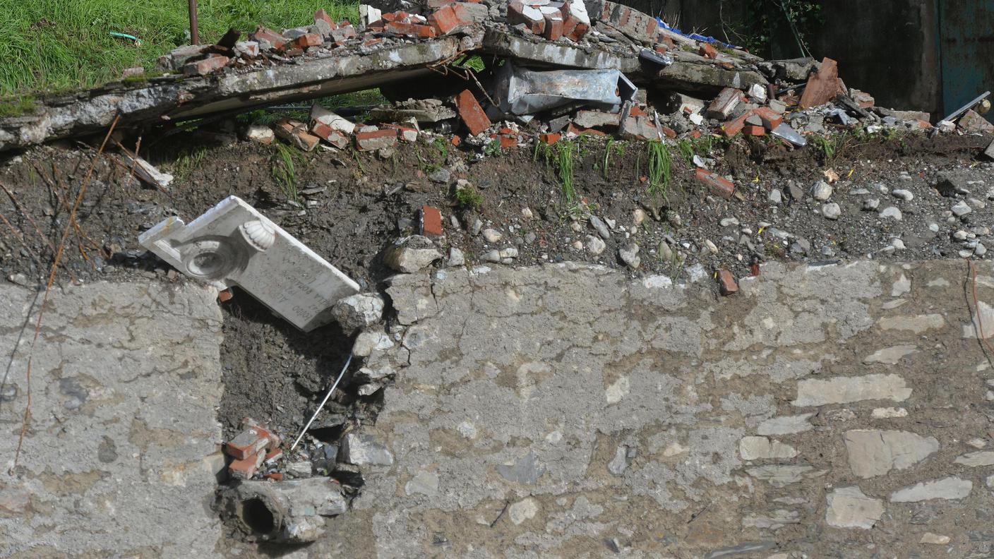 Il muro del cimitero crollato 