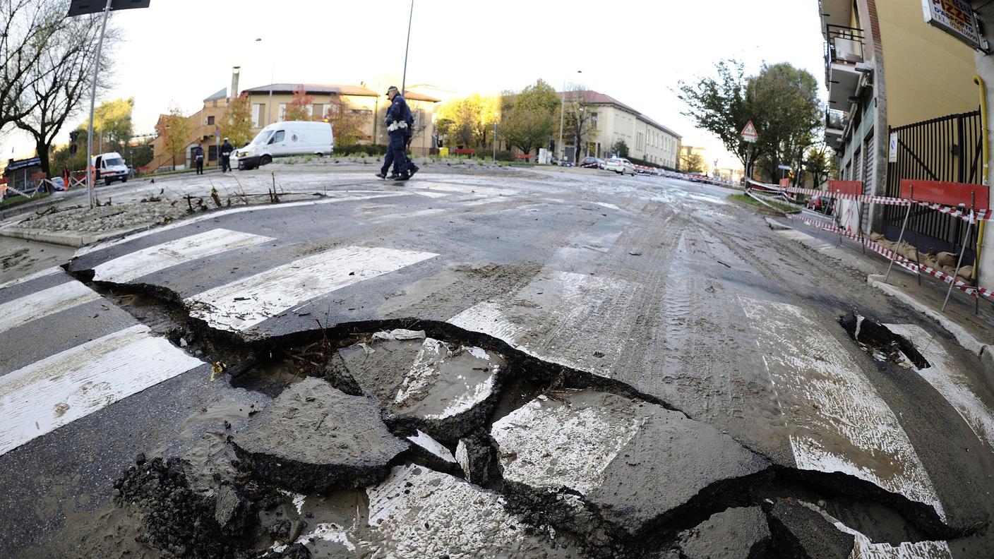 Strade "divise in due" a Milano