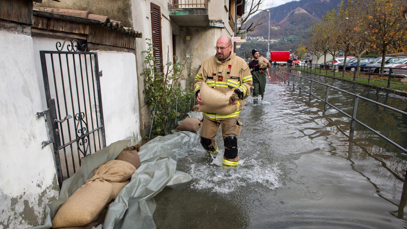 Sacchi di sabbia a protezione delle abitazioni, a Riva San Vitale
