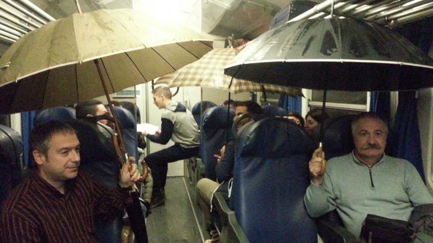 Piove fuori e dentro la carrozza