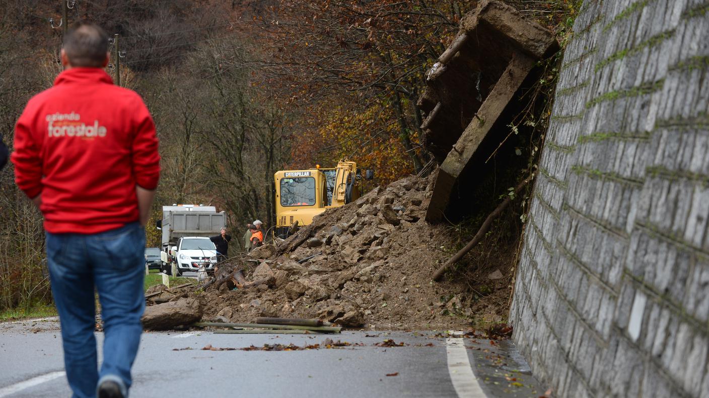 Tecnici al lavoro alla frana di Curtina