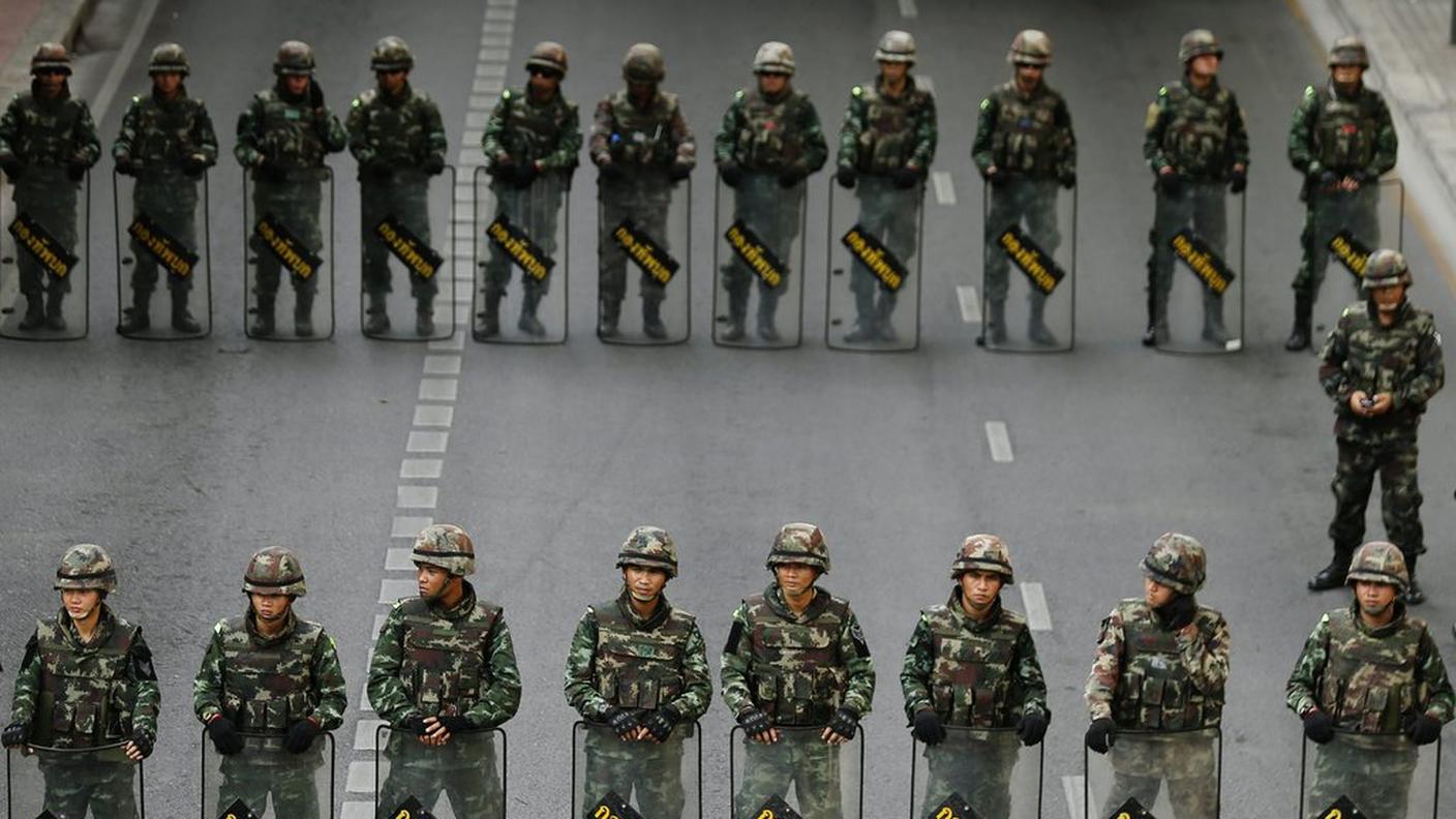 Militari thailandesi schierati nelle strade di Bangkok