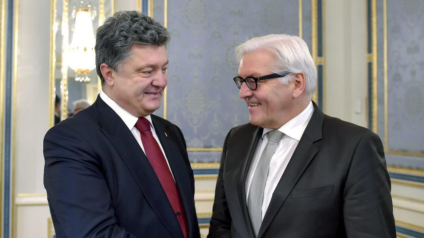 Stretta di mano fra Poroshenko e Steinmeier