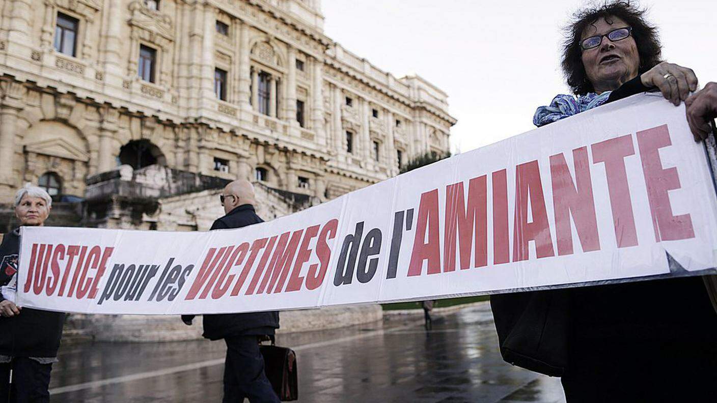 La protesta, a Roma, dei parenti delle vittime francesi dell'amianto